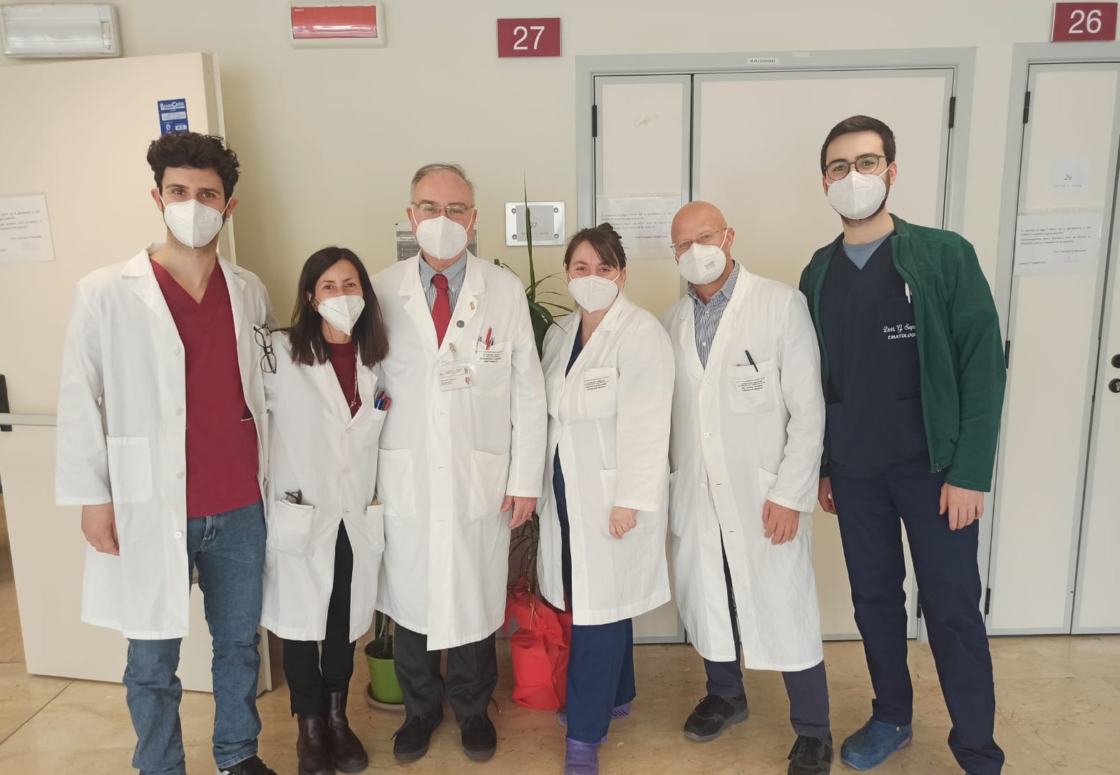 Nella foto da sinistra i medici Giovanni Schininà, Etta Conticello, Francesco Di Raimondo (direttore), Alessandra Romano, Vittorio Del Fabro e Gabriele Sapuppo