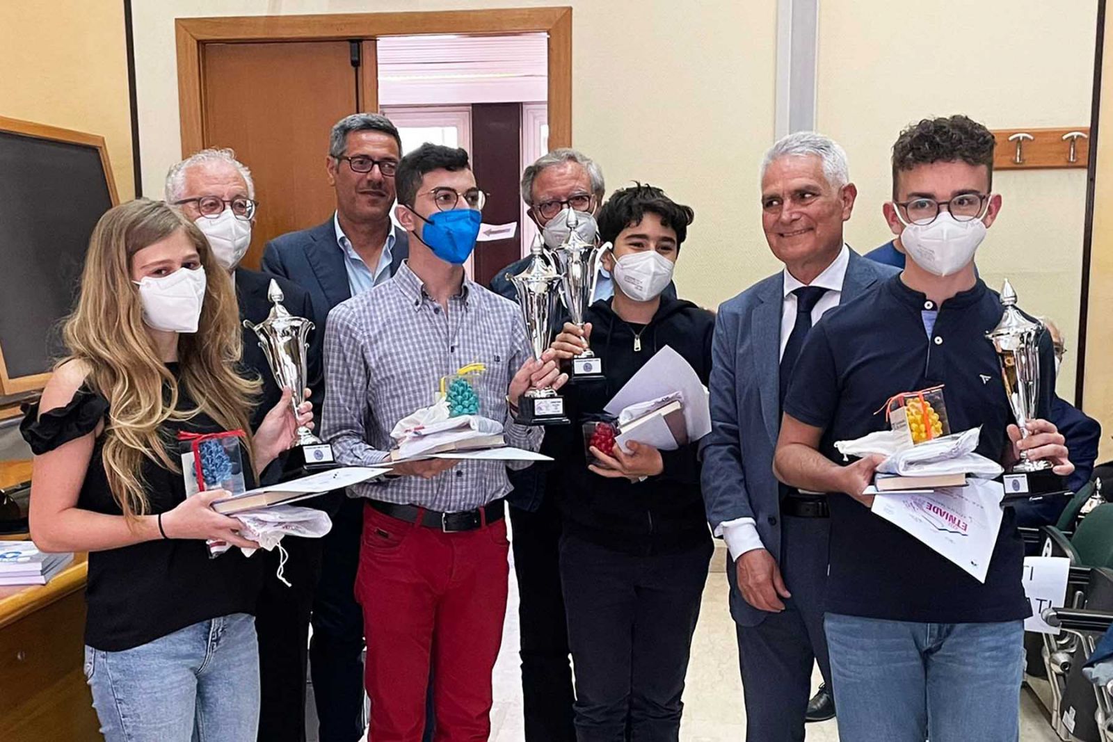In foto la consegna dei premi agli studenti vincitori dell’Etniade
