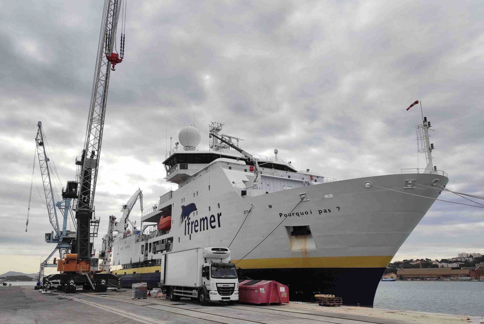 La nave oceanografica Pourquoi pas ormeggiata nel porto di Toulone (Francia)