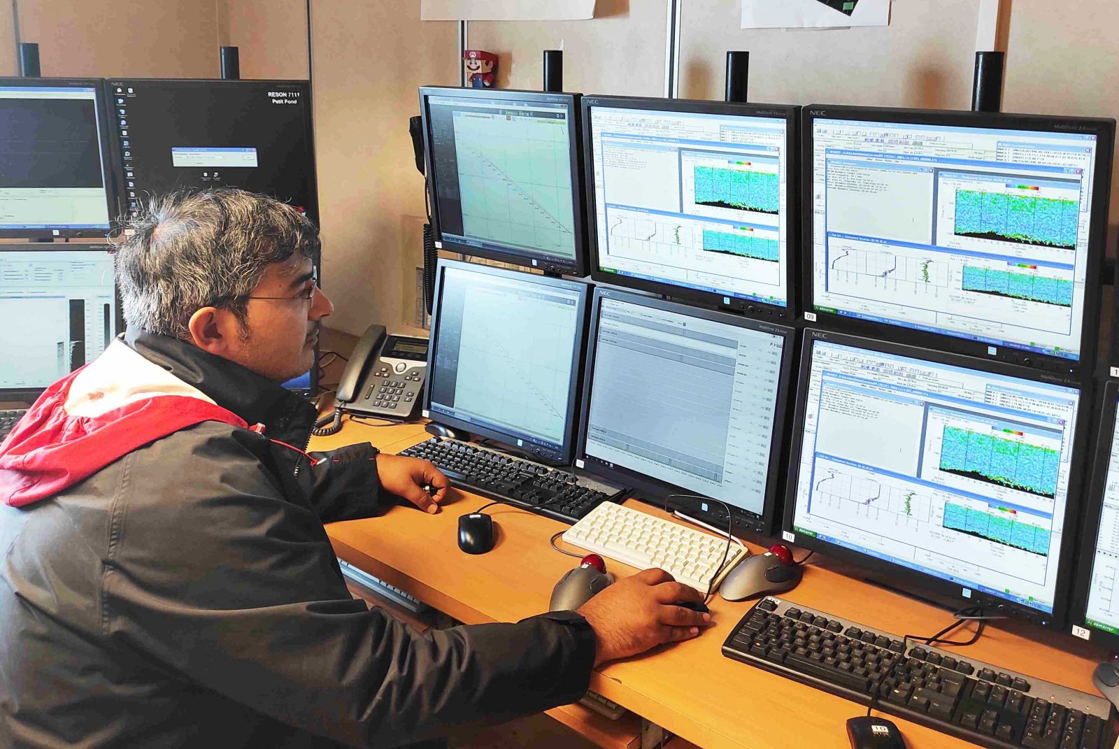 Il Dott. Giovanni Barreca nella sala controllo della nave Pourquoi pas