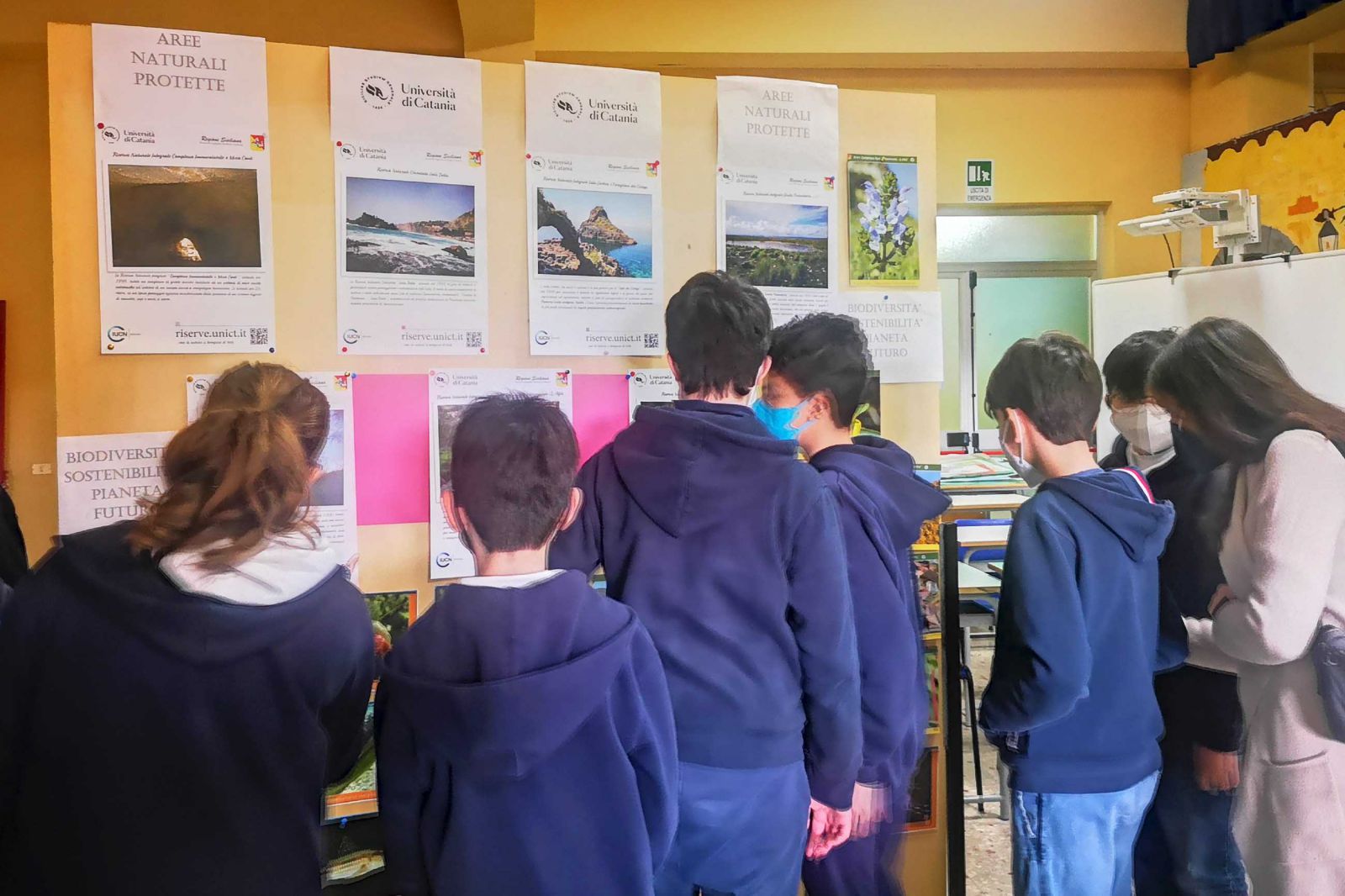 In foto alcuni studenti mentre visitano il percorso espositivo