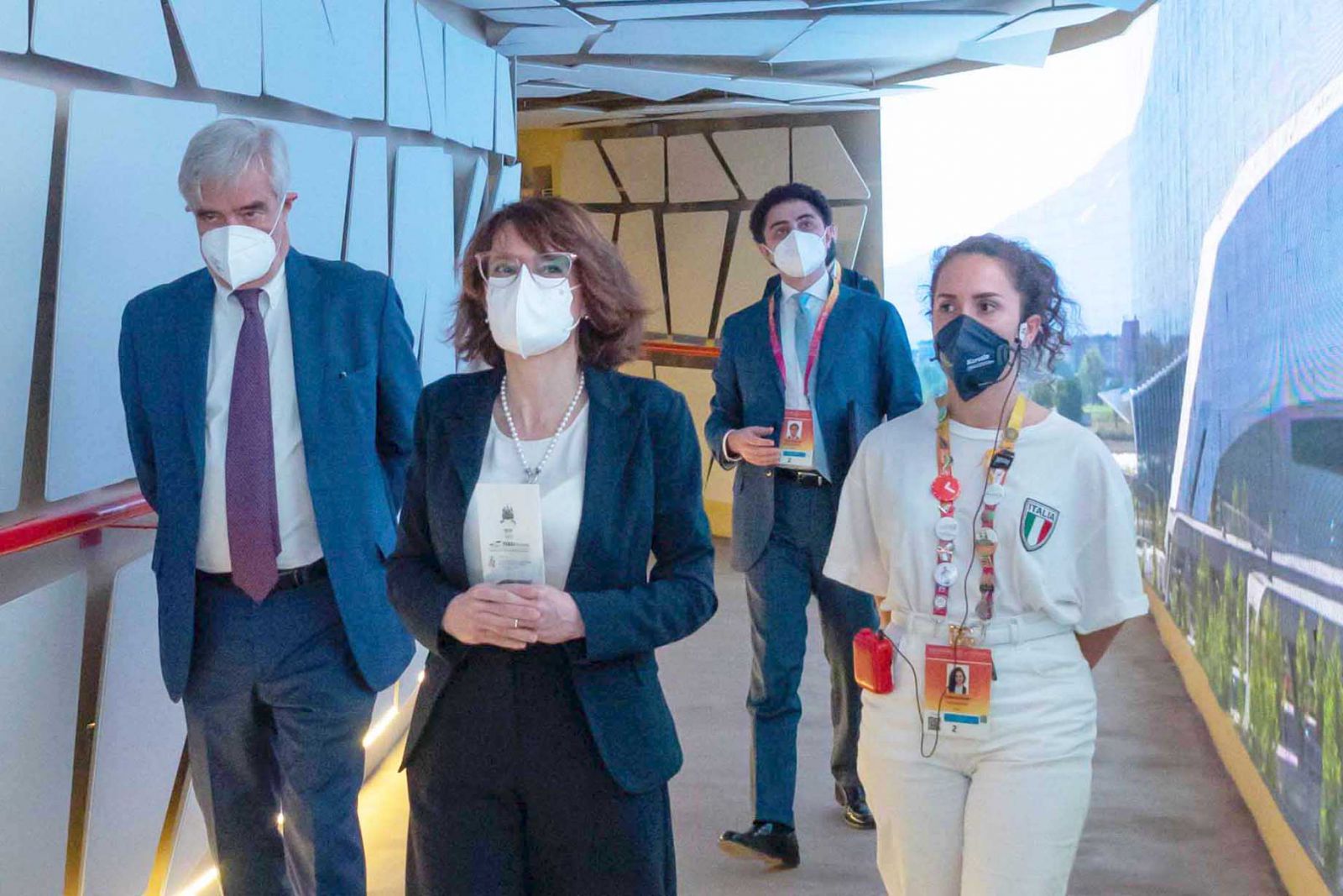 La studentessa Fabiana Chillemi accompagna Elena Bonetti, Ministro per le Pari opportunità e la famiglia