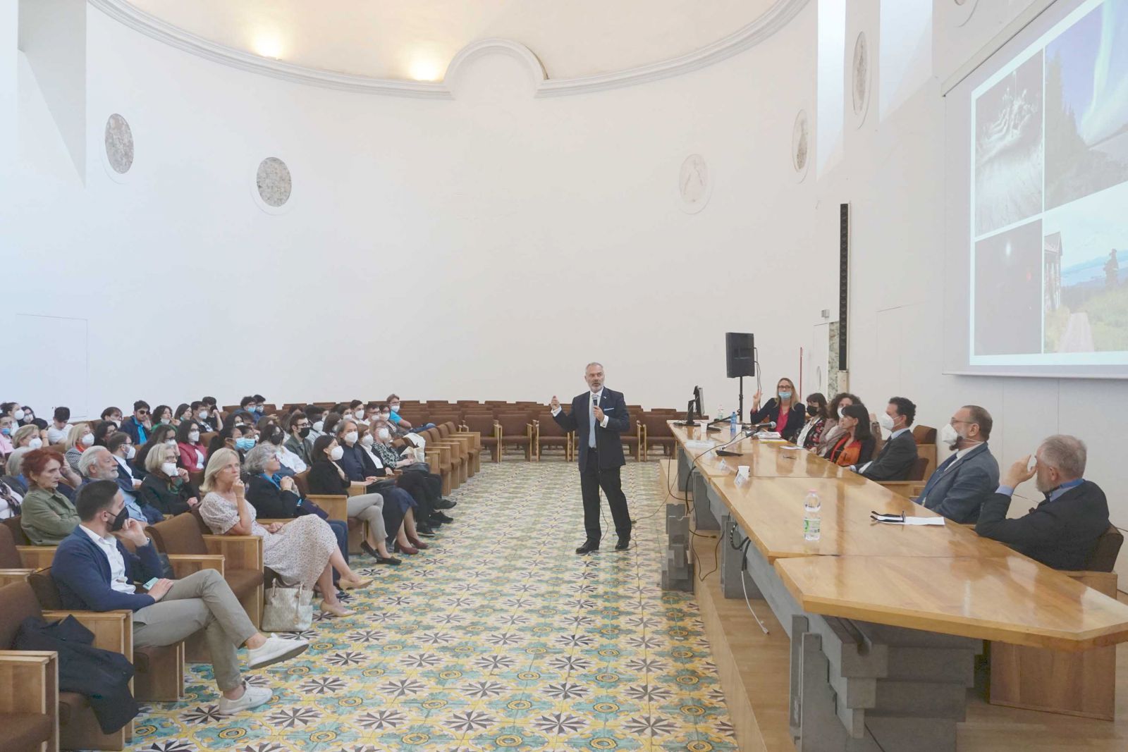 Un momento dell'intervento dell'ambasciatore svedese Jan Björklund