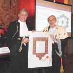 Il rettore Francesco Basile consegna la pergamena al prof. Guido Rasi