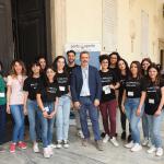 Il prof. Rosario Castelli insieme con lo staff di studenti