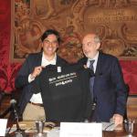 Il rettore Francesco Basile consegna la maglietta di Porte aperte al sindaco Salvo Pogliese