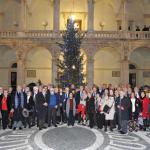 Foto ricordo davanti l'albero di Natale