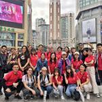 Gruppo di filmmaker al Times Plaza square, piazza centrale della città