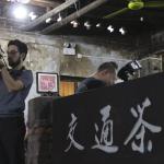 Un momento delle riprese all’interno della sala da tè