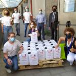 Lo staff di Unict con i contenitori di Trinachina