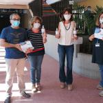 Un momento della consegna dei dispenser e delle brochure Unict nelle scuole