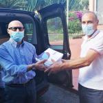 Un momento della consegna dei dispenser e delle brochure Unict nelle scuole