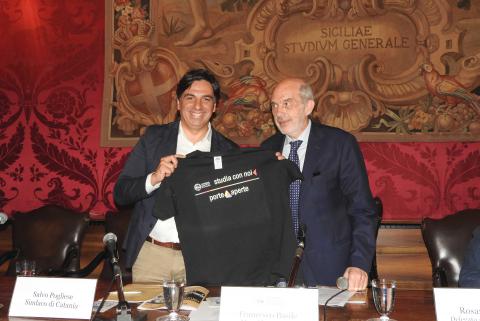 Il rettore Francesco Basile consegna la maglietta di Porte aperte al sindaco Salvo Pogliese