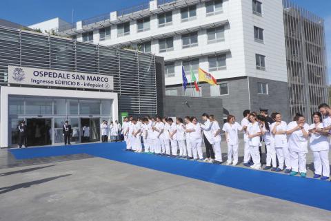 Laureandi e specializzandi accolgono il presidente della Repubblica Sergio Mattarella