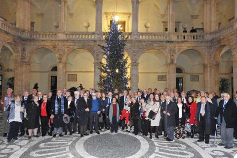 Foto ricordo davanti l'albero di Natale