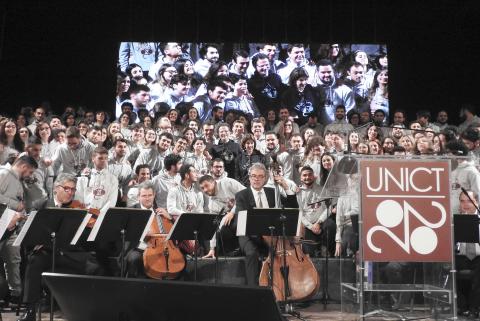 Foto di gruppo con gli studenti