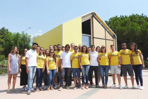 Gli inventori, gli studenti e la casa di cartone