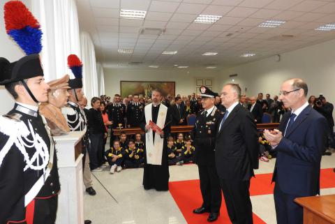 Il momento della 'svelata' del busto dedicato al generale Dalla Chiesa