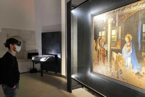 visitatore nella sala Antonello del Palazzo Bellomo