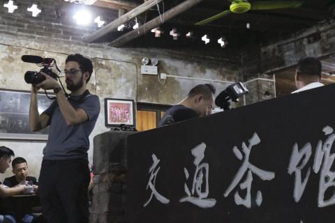 Un momento delle riprese all’interno della sala da tè