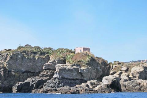 Un particolare dell’Isola Lachea (in evidenza il contrasto tra la marna di colore bianco e il colore nero del basalto)