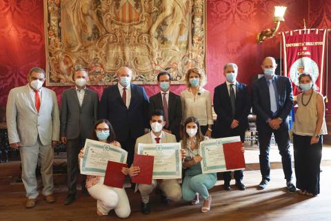 I tre laureati insieme con i rappresentanti dei due atenei