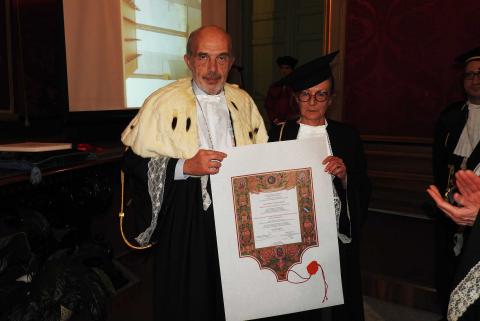 Il rettore Francesco Basile consegna la pergamena all'architetto Maria Giuseppina Grasso Cannizzo