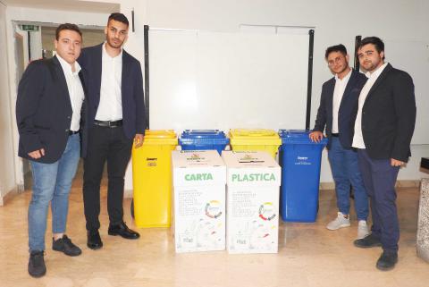 Da sinistra gli studenti Mangiagli, Cutuli, Miccichè e Projetto con i contenitori della raccolta differenziata