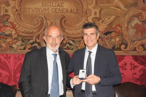 Il rettore Francesco Basile consegna la medaglia al prof. Virgilio Sacchini