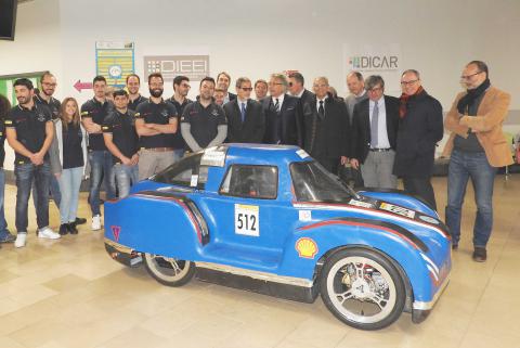 Il prototipo Vulcan-Fury con lo staff, i docenti e le autorità