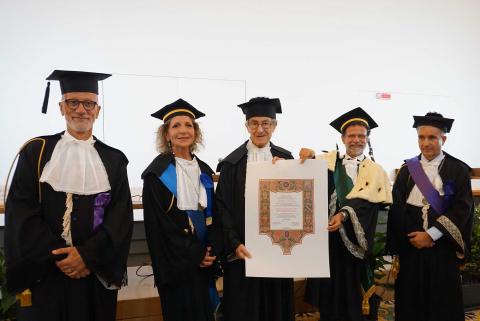 Il momento della consegna della pergamena al prof. Alberto Quadrio Curzio