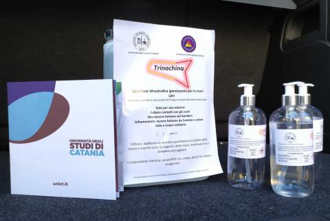 La brochure Unict e i dispenser di Trinachina