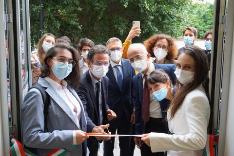 Un momento del taglio del nastro