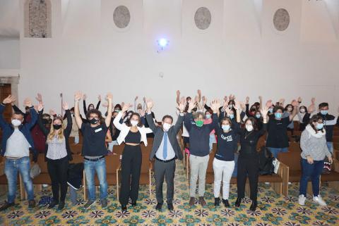 il rettore Francesco Priolo insieme con gli studenti