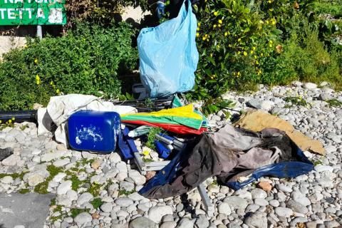 Alcuni rifiuti rimossi dall'arenile dell'Isola Bella