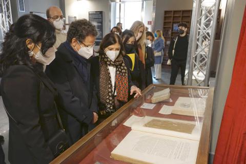 visitatori alla mostra nella sala del Palazzo centrale