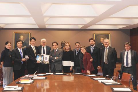 La delegazione cinese insieme con i docenti dell'Università di Catania