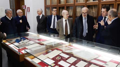 Un momento della visita delle autorità