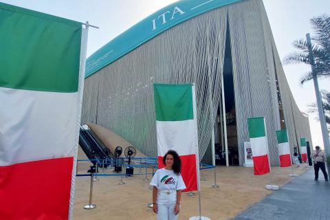 La studentessa Fabiana Chillemi davanti al Padiglione Italia all'Expo 2020 Dubai