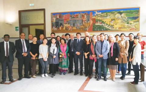 Foto di gruppo di docenti e amministratori