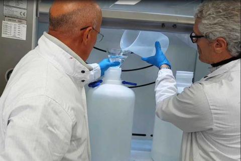 Le operazioni di produzione della soluzione disinfettante nei laboratori del Dipartimento di Scienze chimiche