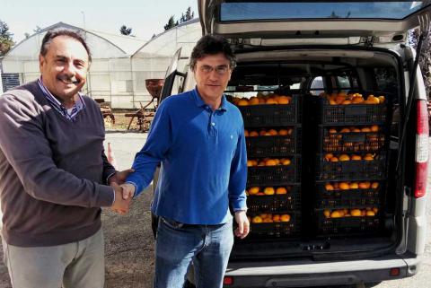 L'azienda agraria dell'università consegna frutta al banco alimentare