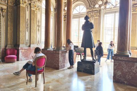 alcuni studenti mentre effettuano rilevamenti al Teatro Massimo Bellini di Catania
