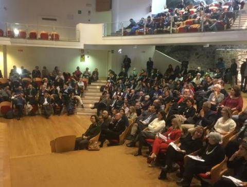 auditorium con pubblico