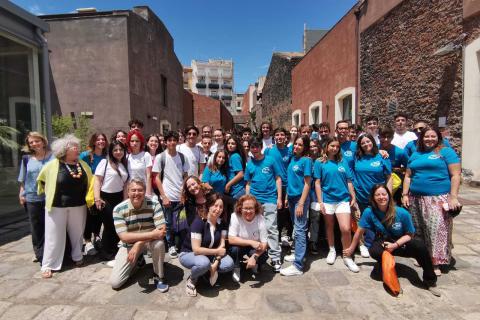 In foto i due team mentre festeggiano (in blu i componenti del “Nobel” di Torre del Greco, in bianco quelli del “Boggio Lera” di Catania)