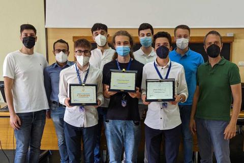 In foto i premiati insieme con il prof. Gianpaolo Bella