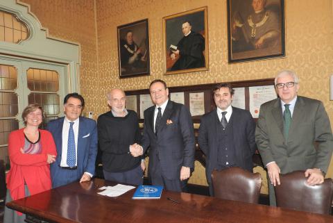 Il rettore Basile con il presidente di ENM Baccini e i presenti al momento della firma dell'accordo