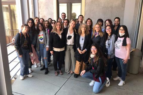 In foto la docente Carole Levin insieme con gli studenti del Disfor