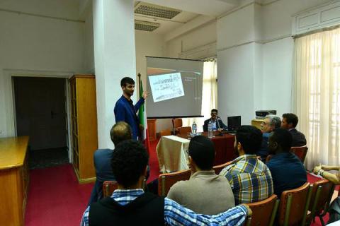 Un momento di un incontro (foto Ansa)