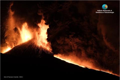 Foto: Fontana di lava al Monte Etna (©️Francesco Ciancitto - INGV)